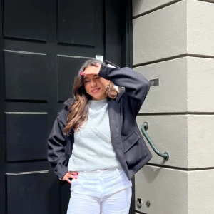 Svart kappa - En jätte fin kappa ifrån design by si, säljer då jag har en annan kappa. Använd 2-3 ggr. Köpt för 800 men säljer för billigare, pris kan diskuteras vid snabbt köp💓💓