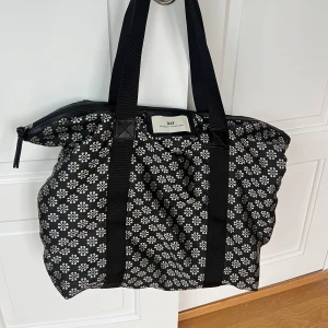 DAY väska - Sjukt snygg och eftertraktad weekendväska från DAY🌟 Snygg och stilren som passar till allt! Använd fåtal gånger och är i nyskick☺️ Nypris ligger på runt 800 kronor men jag säljer för endast 399kr🙌 skriv för fler bilder eller om du har någon fråga😍