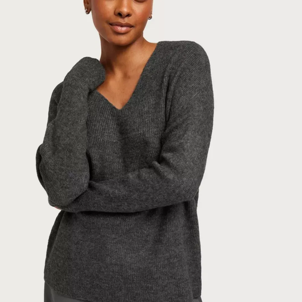 Jätte fin grå stickad tröja ifrån vero moda, säljer då den inte kommer till användning!💐💞. Tröjor & Koftor.