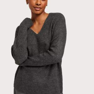 Jätte fin grå stickad tröja ifrån vero moda, säljer då den inte kommer till användning!💐💞
