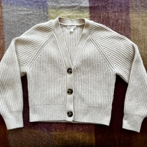 Kofta H&M - En fin stickad kofta från H&M i storlek S