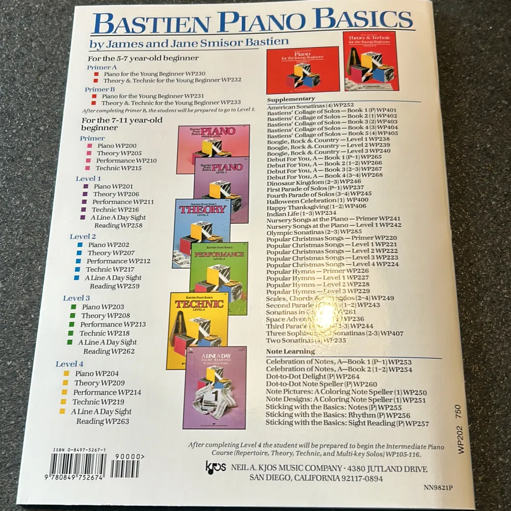 En helt ny engelsk pianobok, bastien bit för bit 2 av James Bastien. I boken lär man sig sånger, ord och noter. Fråga gärna för för fler bilder🤍. Övrigt.