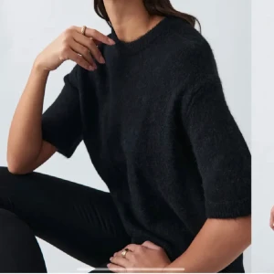 Stickad tshirt - Svart stickad tshirt från Gina tricot. Säljer för att jag inte använder så mycket💓