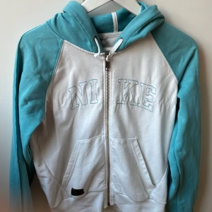 Nike zip-tröja - Längd: 60 cm. Bredd: 43 cm. Tröjan är i fräscht skick och har inga defekter. Om du har några frågor så är det bara att höra av sig👍