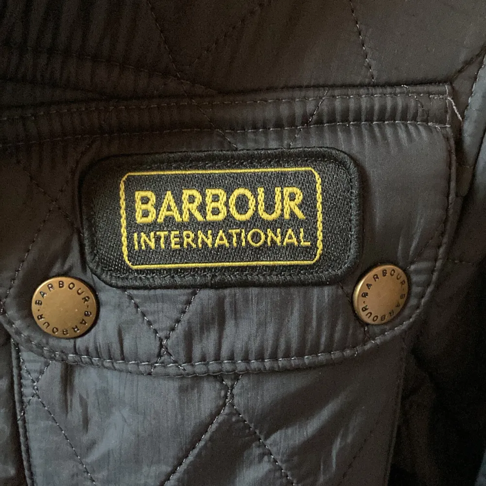 Säljer denna helt nya mörkblå BARBOUR jacka i modellen Quilted Jacket- Navy blue. Jackan har ett bälte som man spänner fast runt midjan🫶🏼.            Nyttpris var 2399kr och säljer för 700kr eller högst bud! Säljer då jag köpte en annan🫶🏼. Jackor.