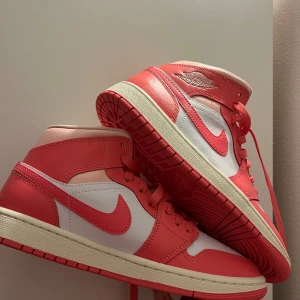 Nya oanvända Nike Jordan 1 Mid rosa - Skorna är nya och oanvända. De är i skostorlek 40. Skorna har inga repor heller. Pris går att diskuteras