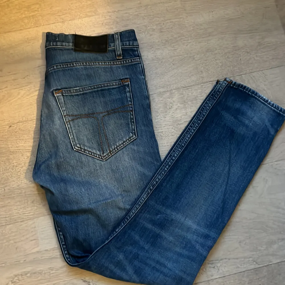 Säljer mina tiger of Sweden jeans i skick 8/10 lite använda. Hör av dig vid frågor eller funderingar.. Jeans & Byxor.