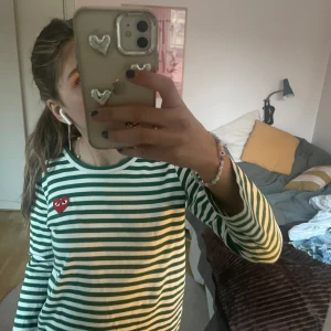 Cdg tröja💛 - Måste tyvärr sälja min jättefina gröna cdg tröja då den börjar bli lite liten💚. Den är i väldigt fint skick. Nypris cirka 1300kr mitt pris 450kr💸