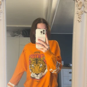 Sweatshirt  - Hej! Jag säljer denna sweatshirt från Ginatricot, då den inte används. Tröjan är knappt använd och är i storlek M, men skulle säga att den även passar XS-L beroende på hur man vill att den ska sitta. Hör av er ifall ni vill ha fler bilder!🧡