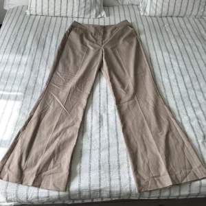 Kostymbyxor  - Beiga kostrymbyxor med pressveck från BikBok. Endast provade och därav i gott skick. Storlek 44 men passar mig som vanligtvis har storlek 40. De sitter ledigt på mig. 
