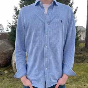 Polo Ralph Lauren Glen skjorta  - En riktigt skön skjorta från Ralph Lauren i ett lite tjockare och strechigare, vävt material. Skjortan köptes förra sommaren, men har knappt blivit använd - och därav säljer jag den. Skjortan är i nyskick och extraknappar medföljer. 