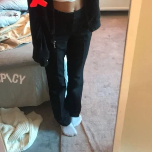 Kostymbyxor, midwaist, bootcut  - Storlek: 34  Använda väldigt fåtal gånger så dom är som i nytt skick. 💓 