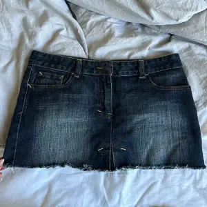 Jättesnygg kort lowwaist jeanskjol. Säljer då den inge passar längre. Det står storlek 10 men passar någon som är xs/s