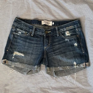 Lågmidjade jeansshorts - JÄTTEsnygga jeansshorts!! Perfekta jeansshorts till sommaren som är lowwaist, köpte dem på Vinted men de visade sig vara för små. De är i fantastiskt skick och skriv gärna vid funderingar!!❤️från det amerikanska märket Abercrombie & Fitch