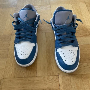 Jordan 1 low true blue - Lite använda. Skick 7/10. Kommer med låda. 