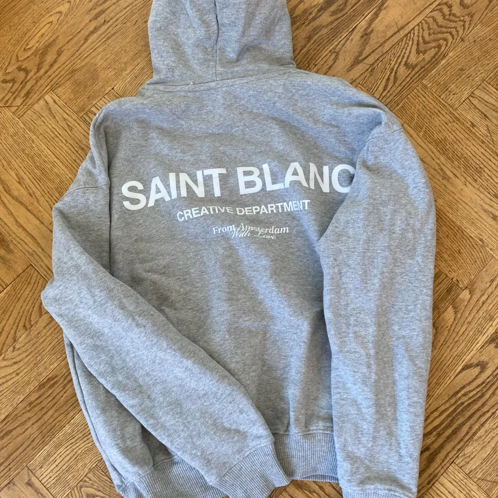 Nice hoodie från saint blanc Använt fåtal gånger super fint skick . Hoodies.
