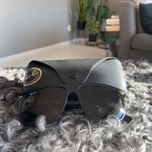 Ray-ban boyfriend - Säljer ett par helt nya Ray-ban boyfriends då dem inte riktig passade på mig. Inga defekter✅ Skriv vid minsta fråga🙌🏼 -mvh scandinavianluxury❤️‍🔥