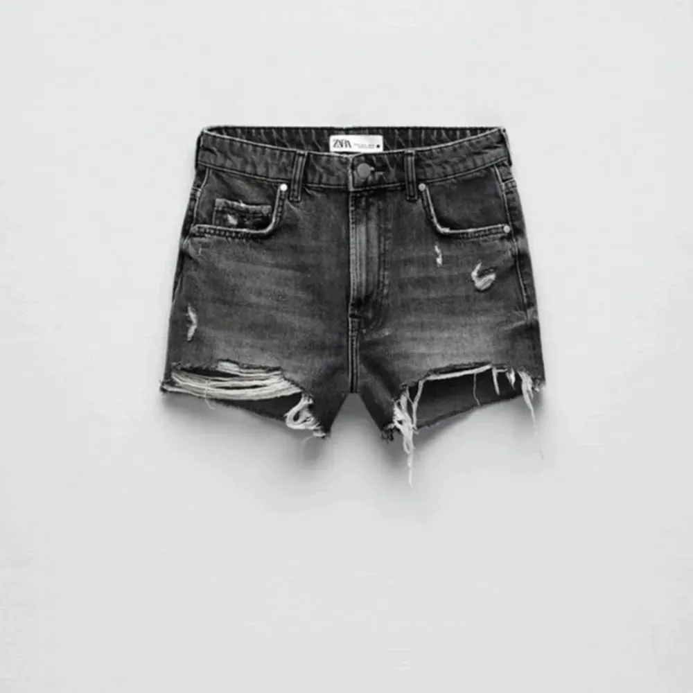 Gråa jeans shorts från zara, säljer då det inte passar mig längre💕. Shorts.