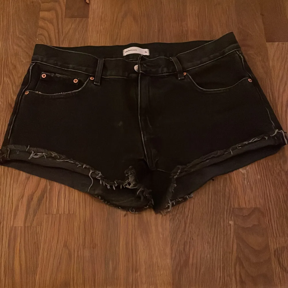Säljer ett par svarta jeans shorts då det inte passar längre. De är använda men i fint skick🩷. Shorts.
