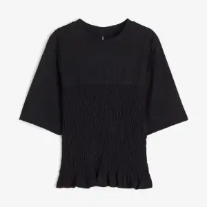 Säljer denna helt nya tröja från hm, säljes dyrare då den är slutsåld och svär att få tag på, storlek M, prislapp kvar