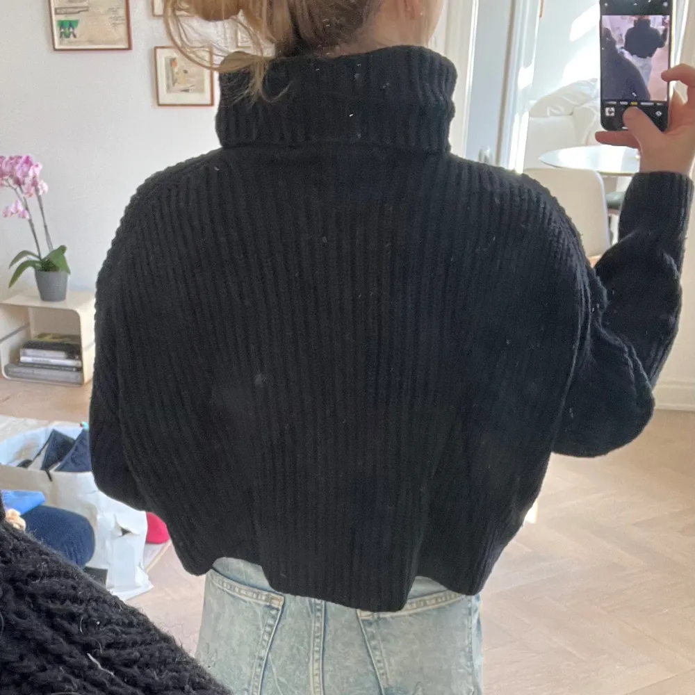 En stickad tröja med turtleneck och två stora fickor på sidorna! Så snygg!! . Neuletakit & Villapaidat.
