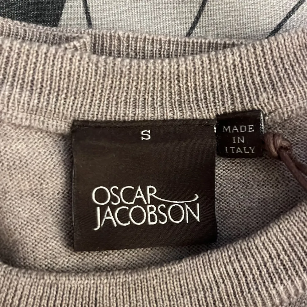 Tjena! Säljer nu min as feta Oscar Jacobson sweatshirt med tags och nästintill orörd! Nypris är 1399. Om du vill ha mer bilder osv skriv gärna! MVH Harry . Tröjor & Koftor.