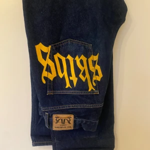 Sweet Jeans - Snygga sweet sktbs jeans.  De är köpta från junkyard ett tag sedan. Trycket har spruckit lite men inget som läggs märke på :)