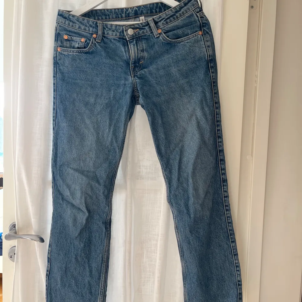 Lågmidjade jeans från weekday i modellen arrow low i storleken 27/30. Kan tänka mig gå ner i pris vid snabb affär💕. Jeans & Byxor.