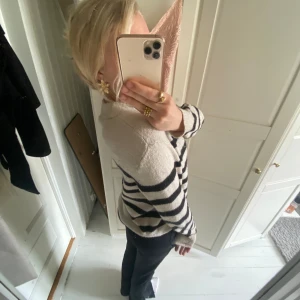 Stickad tröja - Randig stickad tröja!!