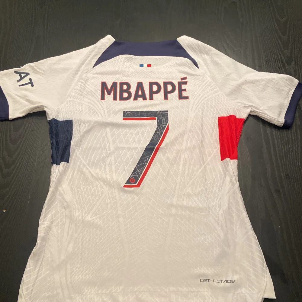 Hej, säljer nu min helt nya PSG tröja med Mbappe-7 på ryggen. Eftersom den inte passade mig och gick inte att returnera.  Pris kan diskuteras vid snabb affär! . T-shirts.