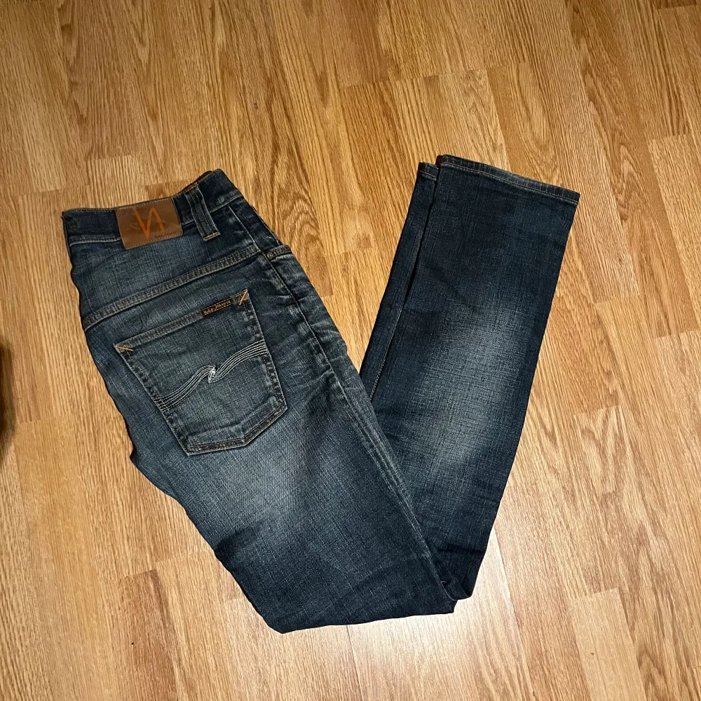 Jätte fina Nudie jeans i riktigt bra skick med slitningar ( en del av modellen på byxorna)  Modellen på bilden är 180 cm. Storleken är 31/34. . Jeans & Byxor.