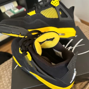 Jordan 4 original köpta på  Sneakershyllan  - Endast testade en gång. Säljes endast pga flytt. Kvitto medföljer. 