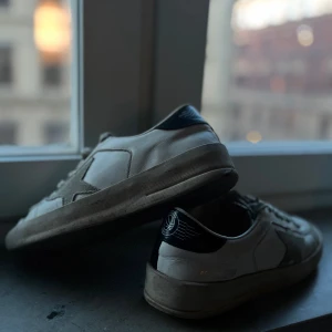 Golden Goose - Säljer ett par äkta golden goose skor som är köpta i Italien. Använda cirka 1 månad. Inget OG tillkommer tyvärr