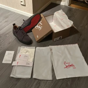 Loubs gråa spikeless - Bra skick , använt dom 4-5 gånger bara och är ganska fräscha.