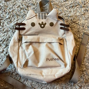 Pusheen katt ryggsäck  - Världens gulligaste pusheen katt ryggsäck som söker ett nytt hem! Köpt på kawaii butiken i Stockholm för ca 3 år sen och den ör flitigt använd och därav förekommer några defekter som visas i bilderna. Köpt för ungefär 400kr men säljer för 250kr❤️