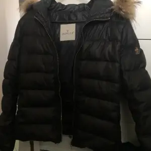 Moncler pufferjacka med avtagbar päls. Storlek: 1/S Modell: Angers Gott skick. Köpt från Moncler, Stockholm butik