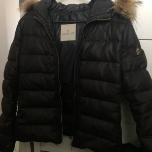 Moncler - Moncler pufferjacka med avtagbar päls. Storlek: 1/S Modell: Angers Gott skick. Köpt från Moncler, Stockholm butik