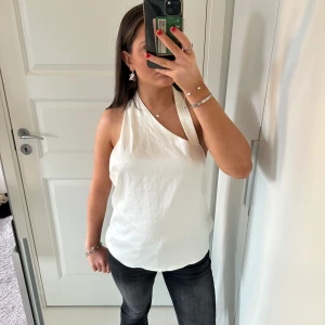 Zara topp - Intressekoll på denna Zara topp som är helt ny och har prislappen kvar💕 Den är i satin och så så fin. Ryggen är öppen. Verkligen så fin till sommaren. Kontakta mig gärna om du har någon fråga🤗