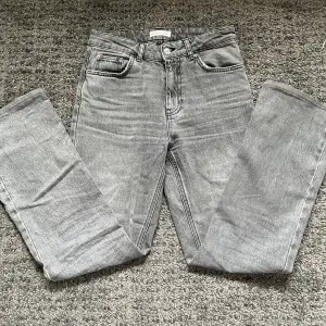 Jätte fina midwaist jeans ifrån ginatricot, ny inköpta och aldrig använt. Säljer eftersom jag aldrig använder dem. Dem passar mig bra på längden, jag är 165. Dem är lite stora i midjan på mig så jag drar ner dem till lågmidjat💗 Original pris 499