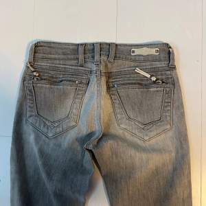 Jeans med coola detaljer på bakfickorna 