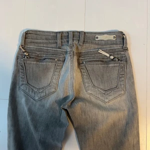 Replay jeans  - Jeans med coola detaljer på bakfickorna 