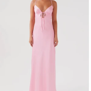 Rosa balklänning i satin  - Säljer denna jättefina balklänning från det australienska märket Peppermayo, då jag beställde två olika storlekar💖 Helt ny med prislapp! Det är storlek au 12 vilket motsvarar storlek 40 eller L, skulle dock säga att den passar M också🫶🏻