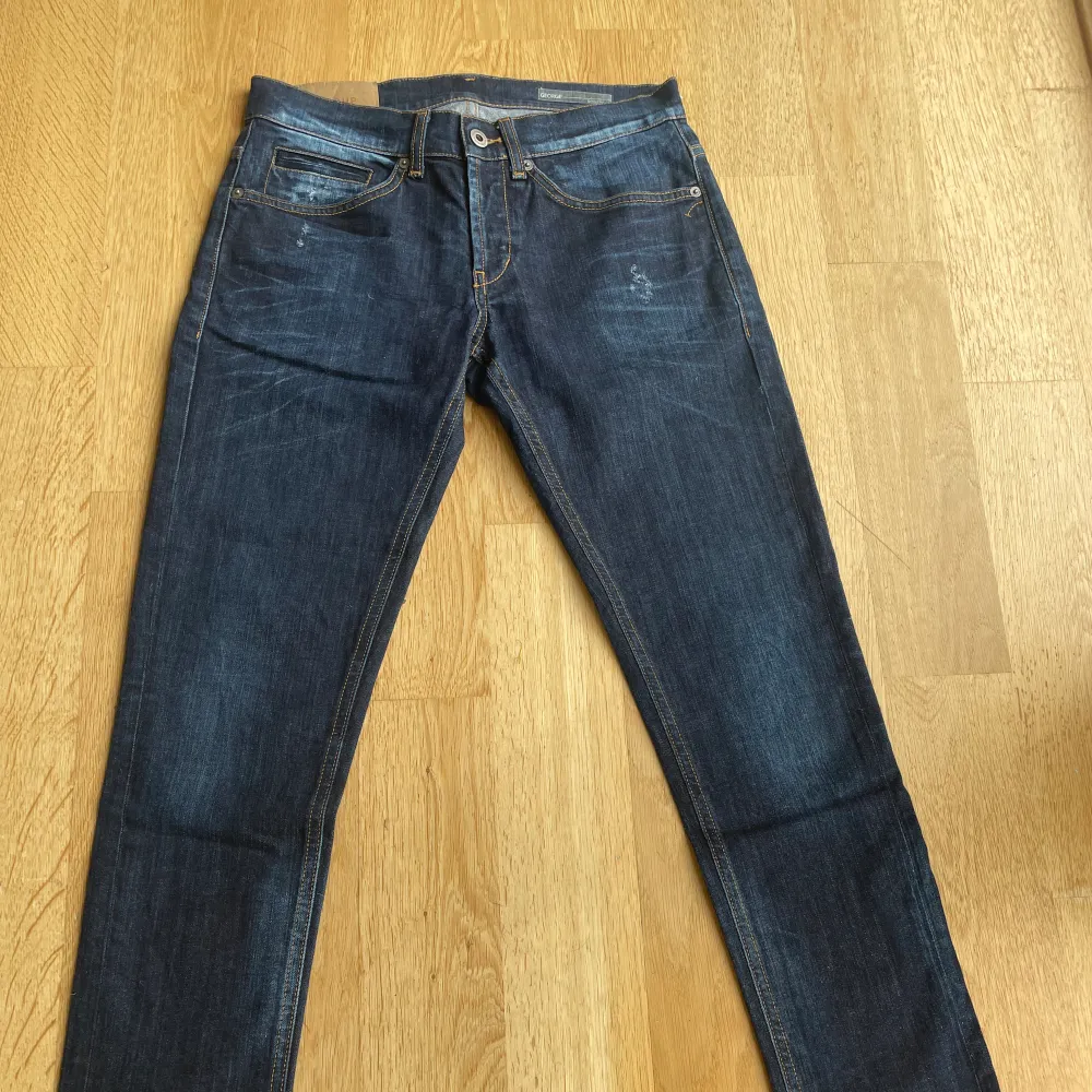 Säljer dessa riktigt snygga Dondup jeans i modellen George! Det är storlek 31 men dem är relativt små i storleken. Jeansen är i mycket gott skick och har inga defekter.. Jeans & Byxor.