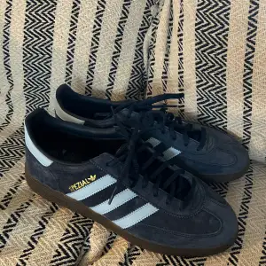 Ett par oanvända Adidas Spezial skor i blå färg 💙🩵Superfina och trendiga men tyvärr för stora för mig. Nypris 1249kr