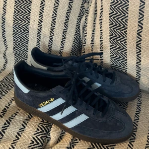Skor - Ett par oanvända Adidas Spezial skor i blå färg 💙🩵Superfina och trendiga men tyvärr för stora för mig. Nypris 1249kr