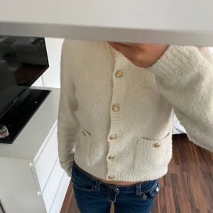 Cardigan Stickad - Säljer denna jättefina koftan från Lindex, använd få gånger och är i mycket fint skick. Nypris är 500kr.