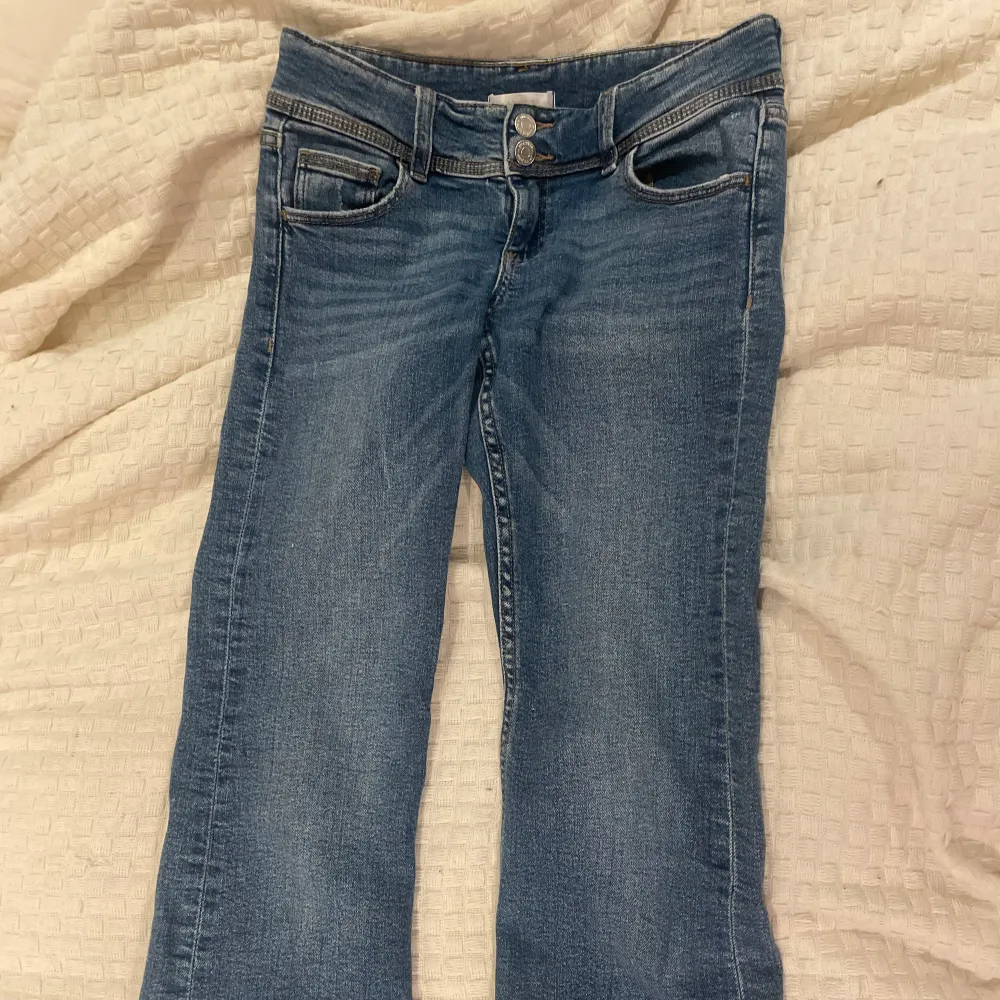 Lågmidjade jeans med fickor där bak. Från Gina tricot storlek 158. . Jeans & Byxor.