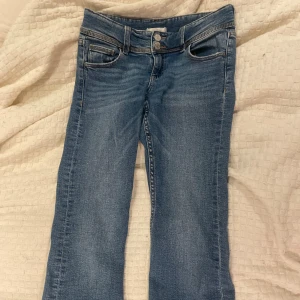 Lågmidjade jeans  - Lågmidjade jeans med fickor där bak. Från Gina tricot storlek 158. 