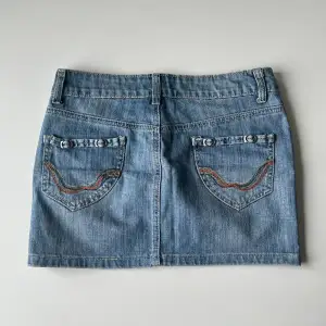 Lågmidjade minikjol från MH.O jeans. Midjemått: 73 cm. Längd. 32 cm 💕