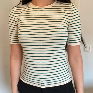 randig stickad tröja från Zara - jätte fin sommartopp från zara, har använts cirka 3 gånger men tycker inte den passar mig längre. 